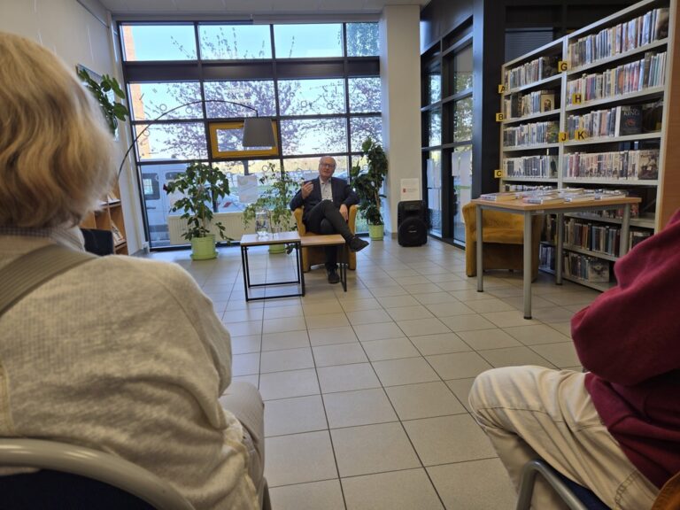 spotkanie autorskie w bibliotece z Pawłem Lisickim
