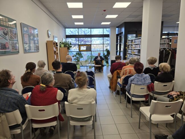 spotkanie autorskie w bibliotece z Pawłem Lisickim