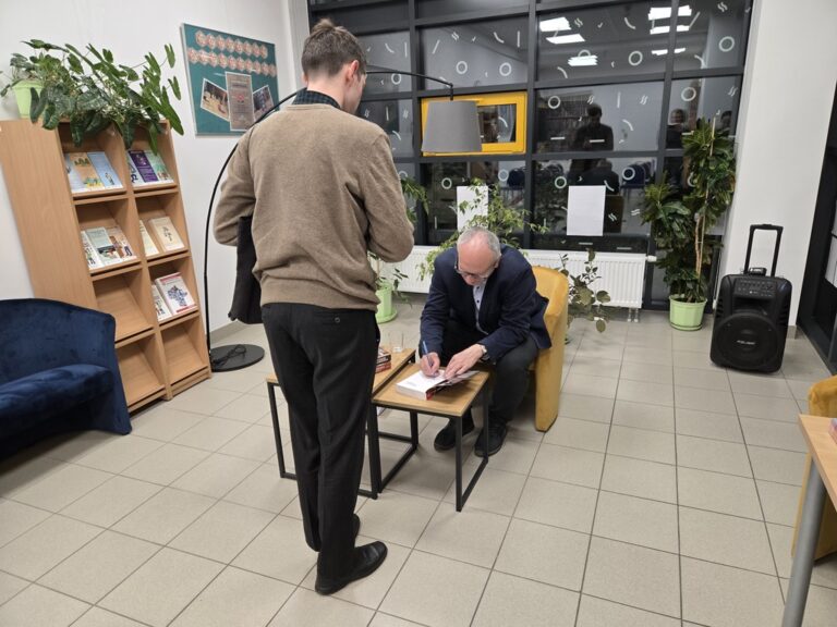 spotkanie autorskie w bibliotece z Pawłem Lisickim