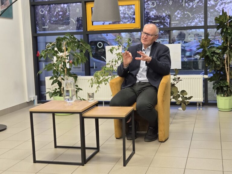 spotkanie autorskie w bibliotece z Pawłem Lisickim
