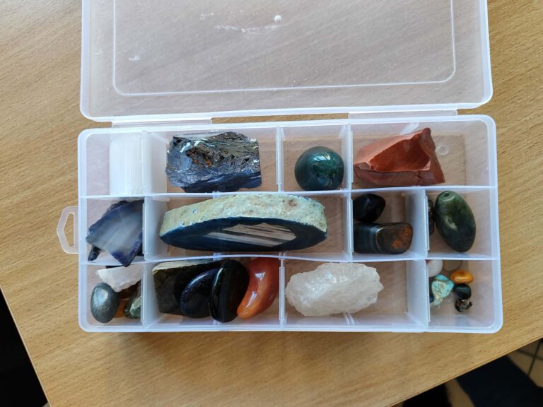 prace plastyczne uczestników zajęć w bibliotece