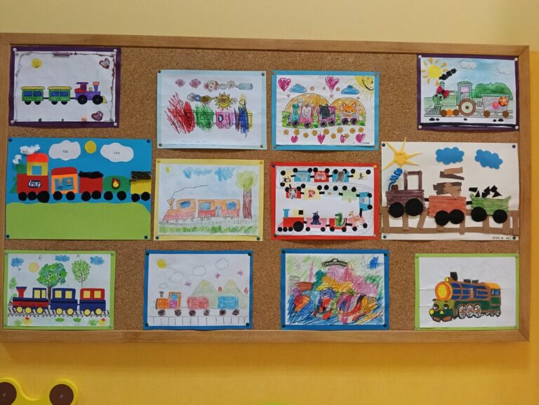 obrazki pociągów zdobiące ścianę biblioteki