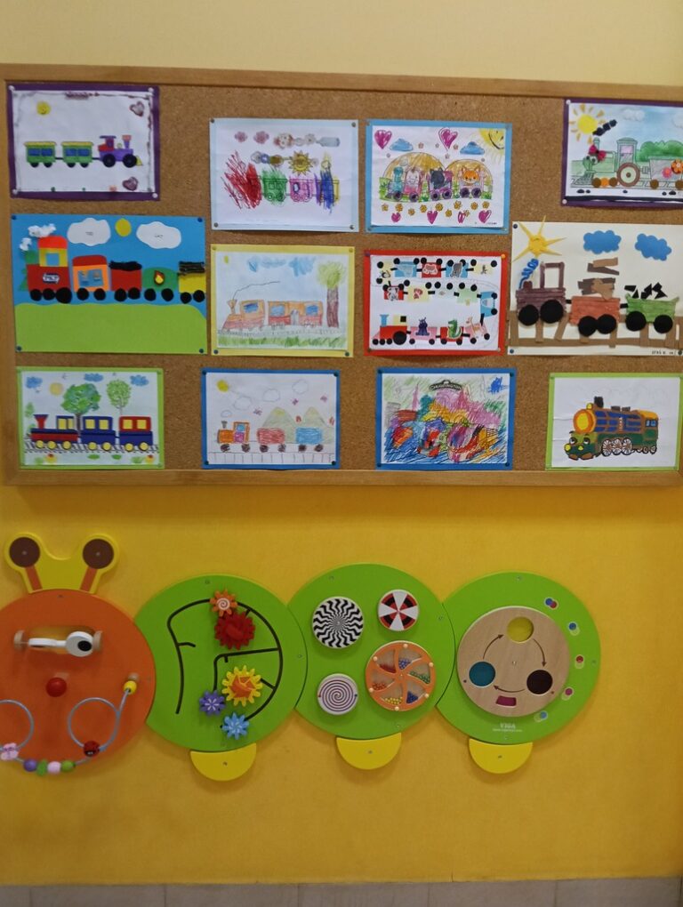 obrazki pociągów zdobiące ścianę biblioteki