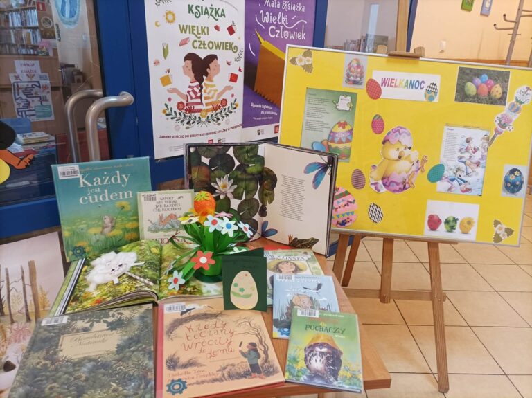 prace plastyczne stworzone przez dzieci podczas zajęć w bibliotece