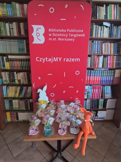 ładnie zapakowane prezenty dla czytelników leżą na stoliku w bibliotece
