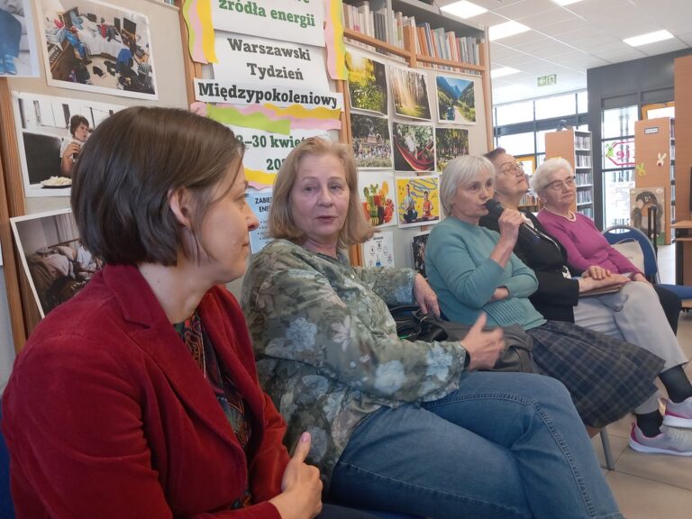 spotkanie seniorów z młodzieżą w bibliotece