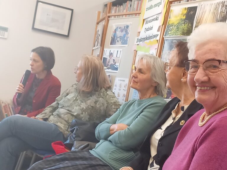 spotkanie seniorów z młodzieżą w bibliotece