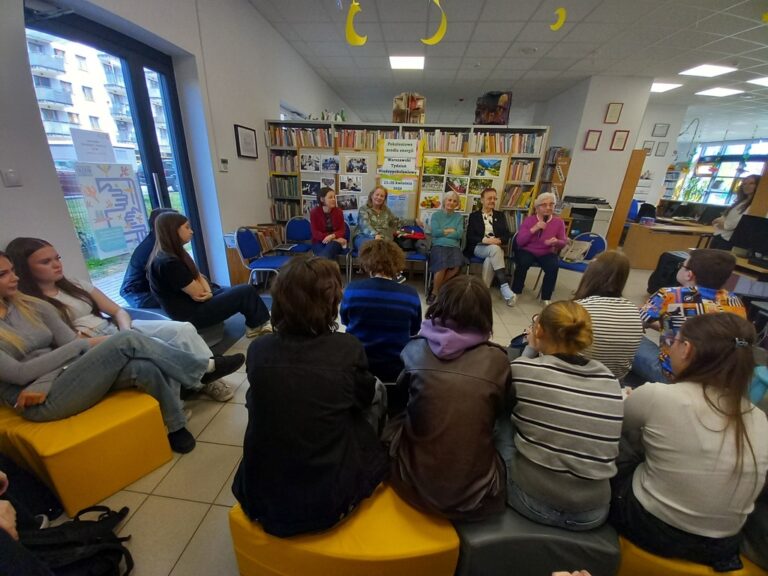 spotkanie seniorów z młodzieżą w bibliotece