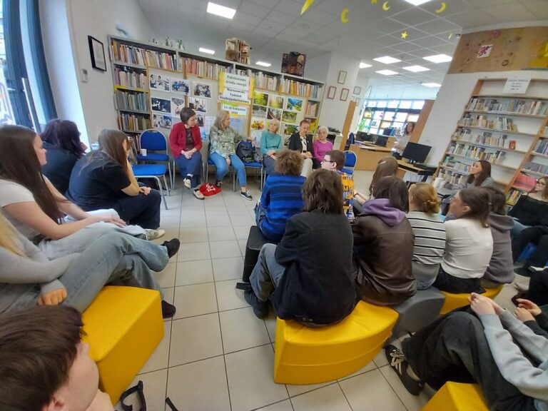 spotkanie seniorów z młodzieżą w bibliotece