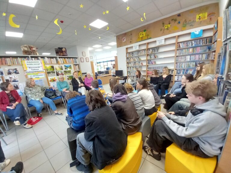 spotkanie seniorów z młodzieżą w bibliotece