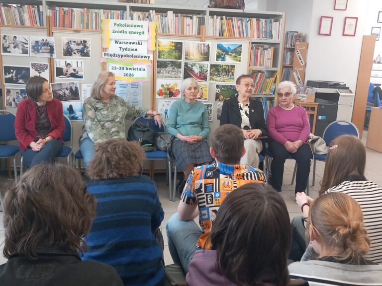 spotkanie seniorów z młodzieżą w bibliotece