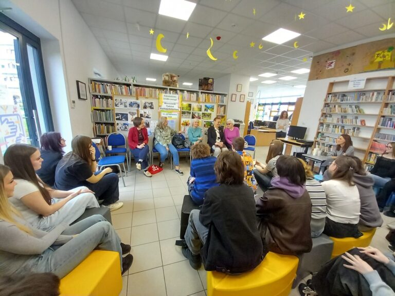 spotkanie seniorów z młodzieżą w bibliotece
