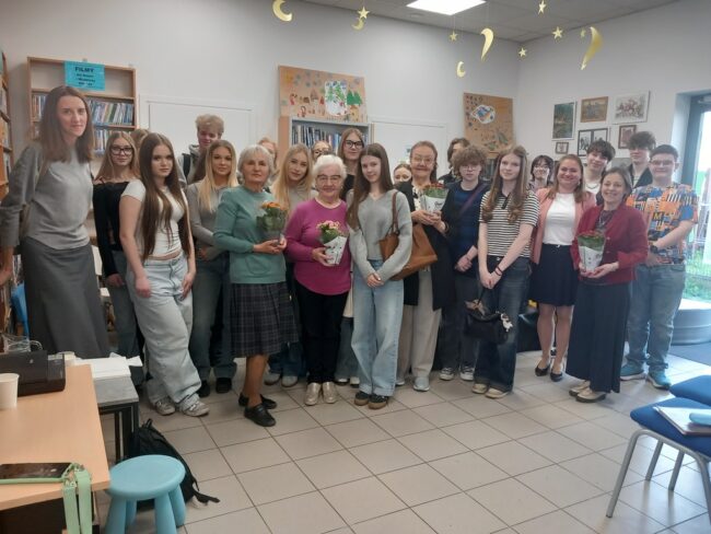 spotkanie seniorów z młodzieżą w bibliotece