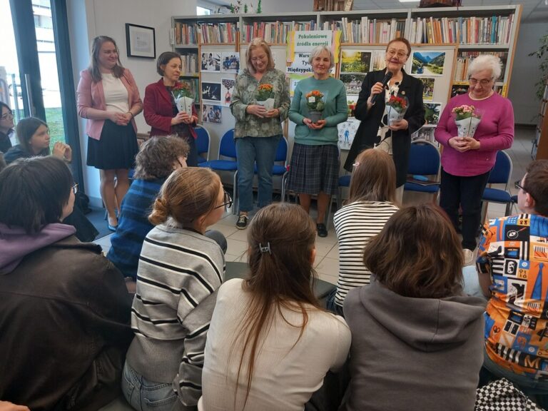 spotkanie seniorów z młodzieżą w bibliotece
