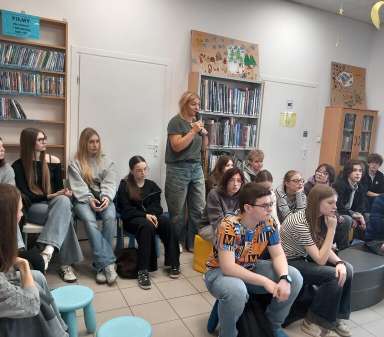 spotkanie seniorów z młodzieżą w bibliotece