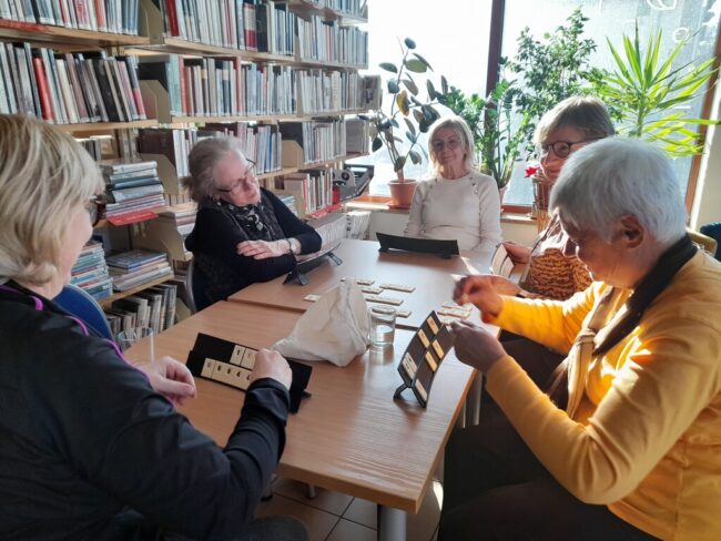 kilka osób gra w rummikub