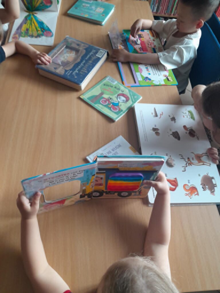 prace plastyczne wykonane przez dzieci w bibliotece
