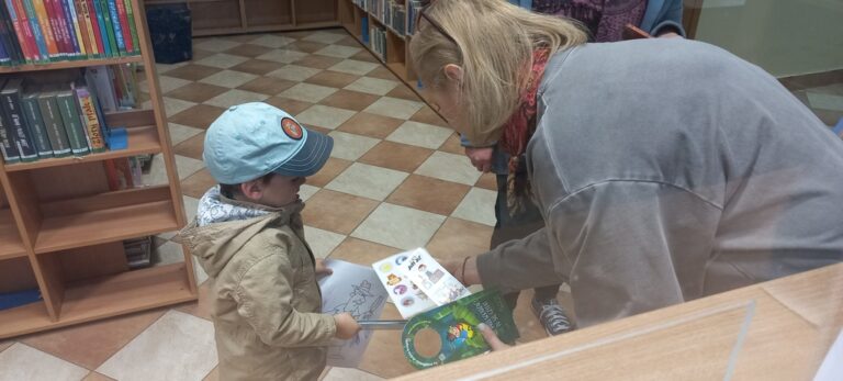 dzieci w bibliotece rozwiązują łamigłówki