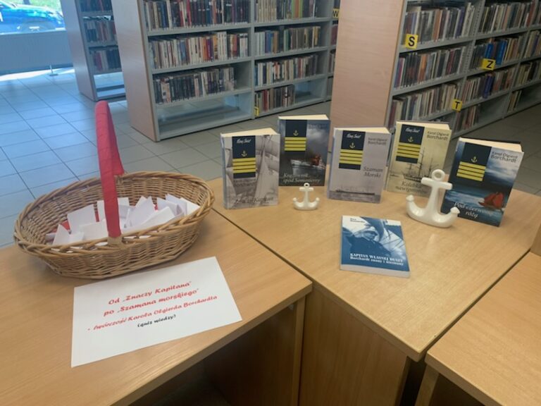 książki w bibliotece, koszyk z pytaniami quizu