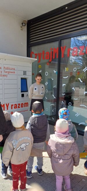 zajęcia dla dzieci - spotkanie przy książkomacie