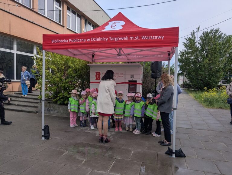 otwarcie książkomatu na Bazyliańskiej