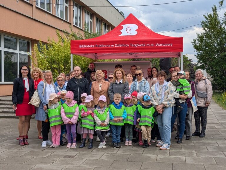 otwarcie książkomatu na Bazyliańskiej