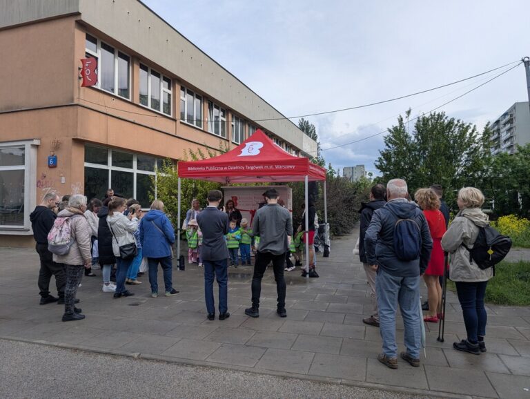 otwarcie książkomatu na Bazyliańskiej
