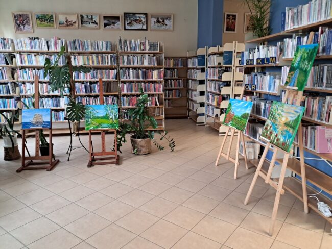 wystawa obrazów w bibliotece