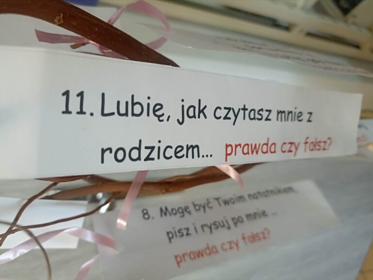 Napis: Lubię, jak czytasz mnie z rodzicem - prawda czy fałsz?
