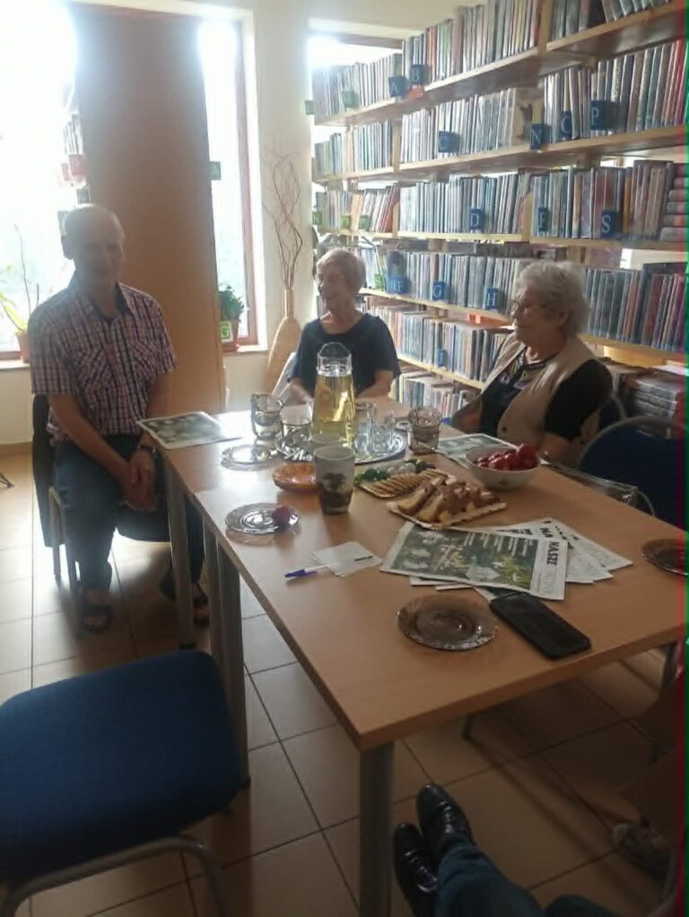 spotkanie w bibliotece w ramach dni sąsiedzkich