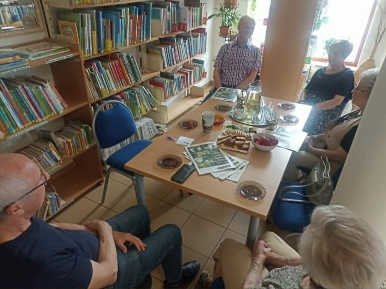 spotkanie w bibliotece w ramach dni sąsiedzkich