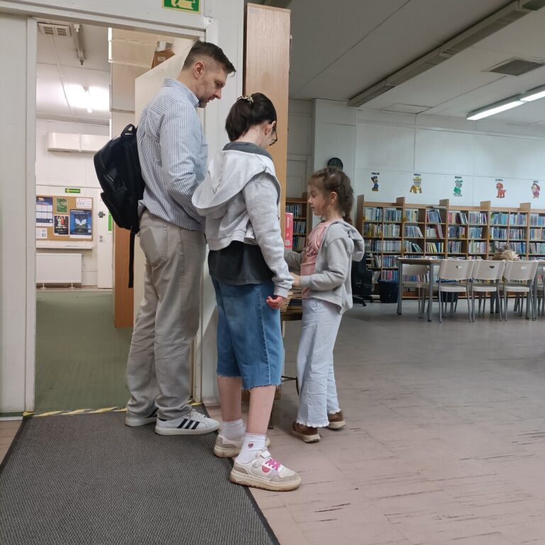 dzieci w bibliotece biorą udział w zabawie z nagrodami; odpowiadają na pytania dotyczące książek