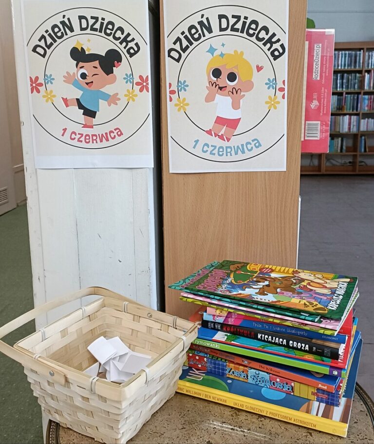 dzieci w bibliotece biorą udział w zabawie z nagrodami; odpowiadają na pytania dotyczące książek