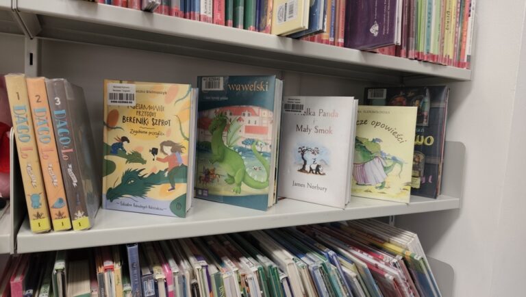 książki w bibliotece
