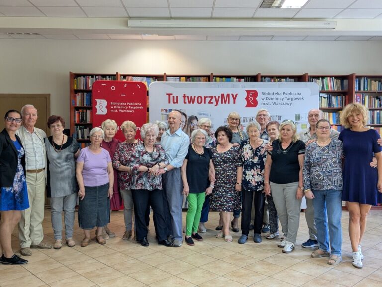 Seniorzy z Koła nr 2 razem z osobami z Zespołu Biblioteki
