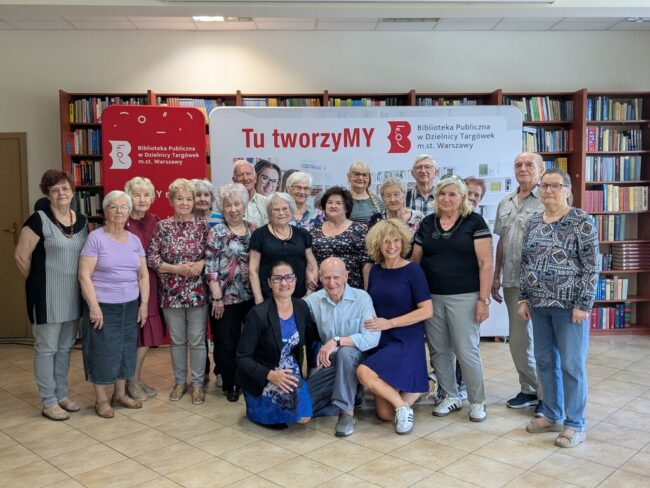 Seniorzy z Koła nr 2 razem z osobami z Zespołu Biblioteki