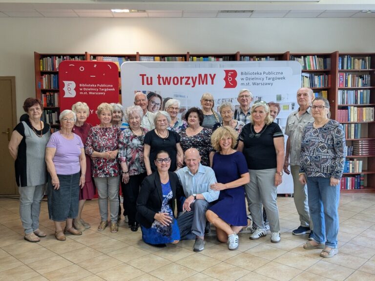 Seniorzy z Koła nr 2 razem z osobami z Zespołu Biblioteki