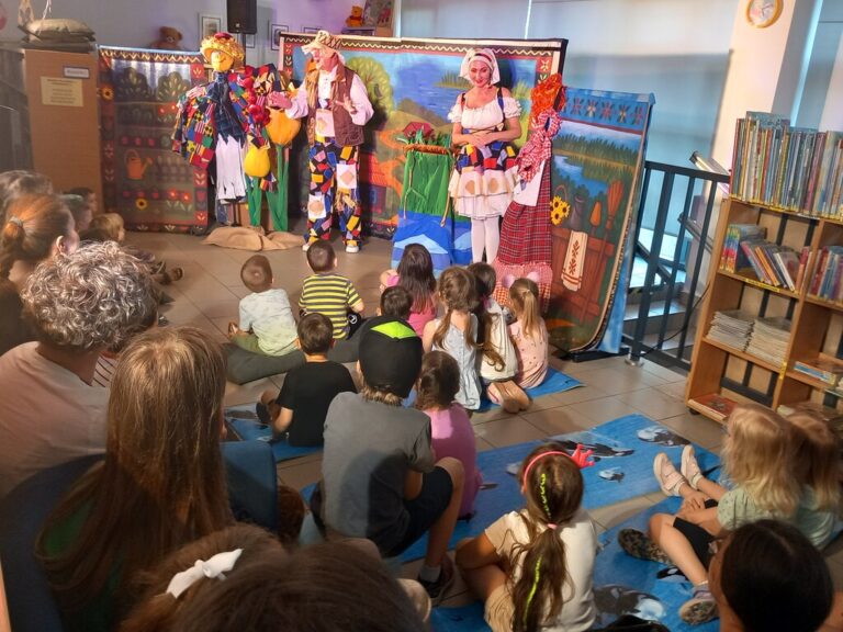 spektakl dla dzieci w bibliotece - Bajka o nie całkiem Brzydkim Kaczątku