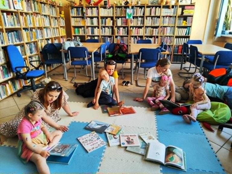 dzieci w bibliotece