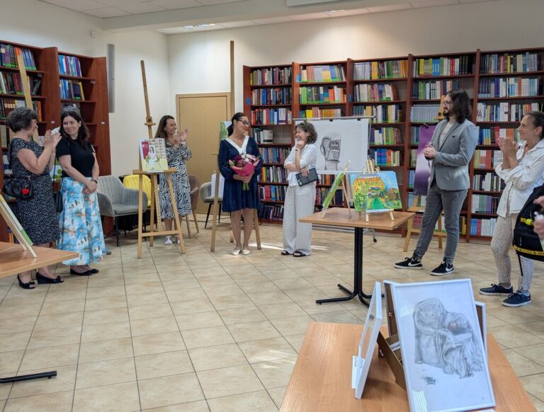 wernisaż obrazów w bibliotece