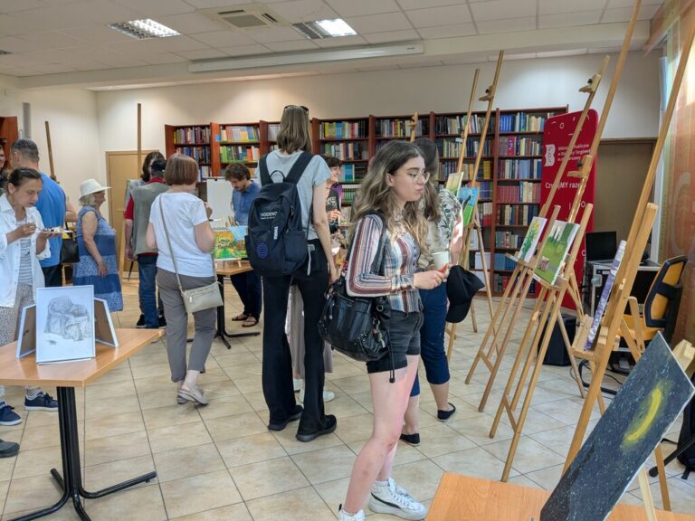wernisaż obrazów w bibliotece
