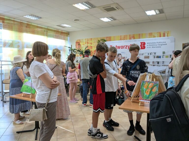 wernisaż obrazów w bibliotece