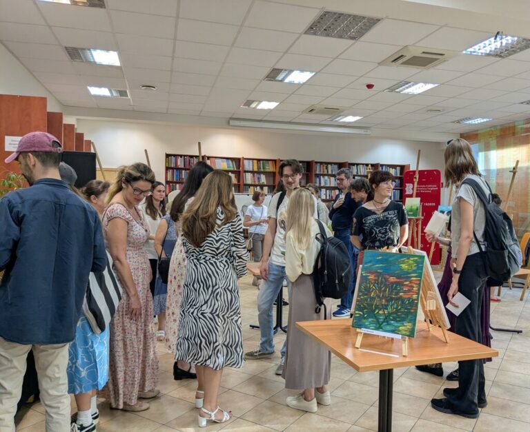 wernisaż obrazów w bibliotece