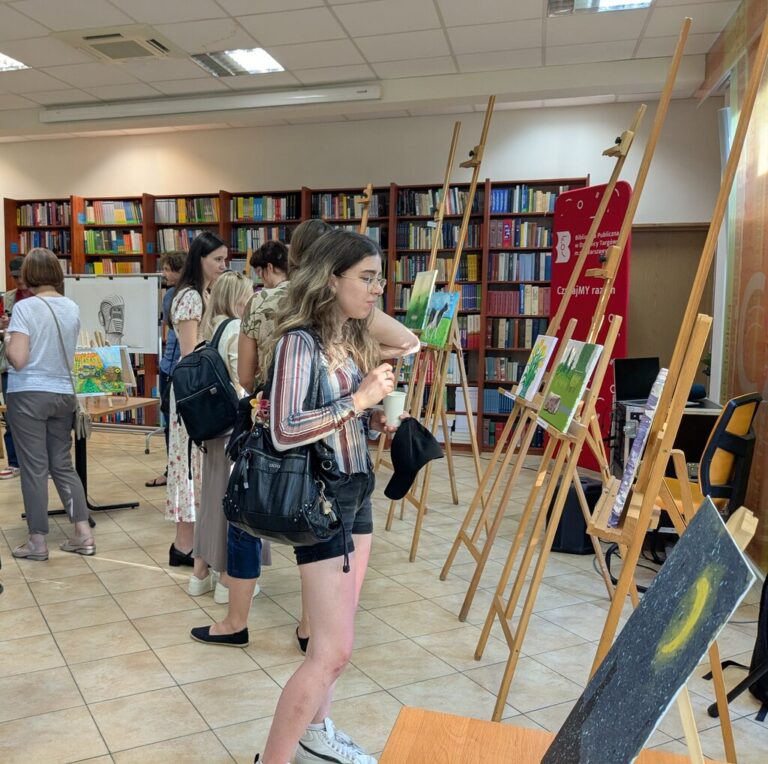 wernisaż obrazów w bibliotece