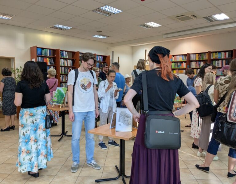 wernisaż obrazów w bibliotece
