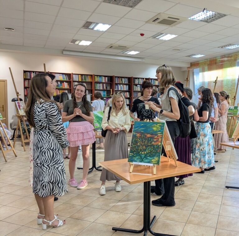 wernisaż obrazów w bibliotece
