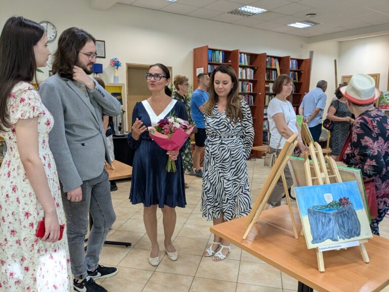 wernisaż obrazów w bibliotece