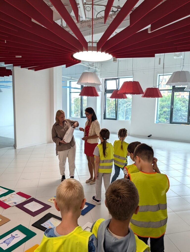 wakacyjne spotkanie w bibliotece w galerii - malowanie kamieni i pocztówek z wakacji