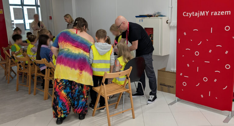 wakacyjne spotkanie w bibliotece w galerii - malowanie kamieni i pocztówek z wakacji