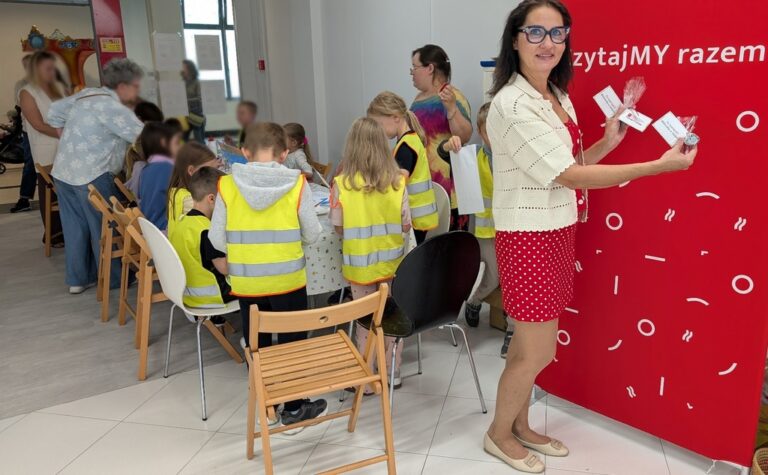 wakacyjne spotkanie w bibliotece w galerii - malowanie kamieni i pocztówek z wakacji